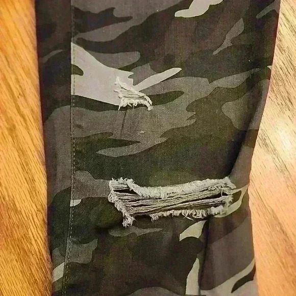 Distressed Rewash Brand Camo Pants - Picture 4 of 10